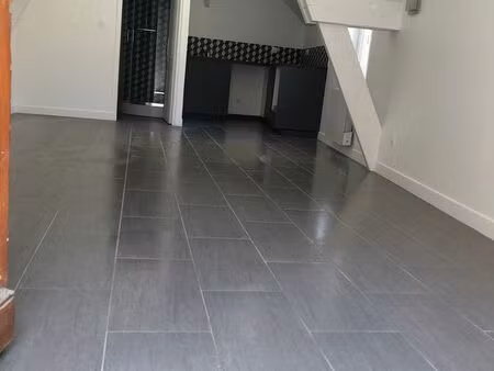 studio dernier étage proche commodités et gare