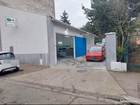 entrepôt 100m2 +77m2 de cour