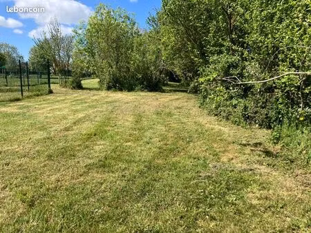 grand terrain constructible proche toutes commodités