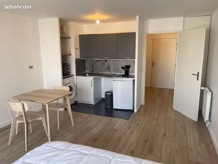 grand studio meublé 32m2 refait à neuf avec balcon et parking