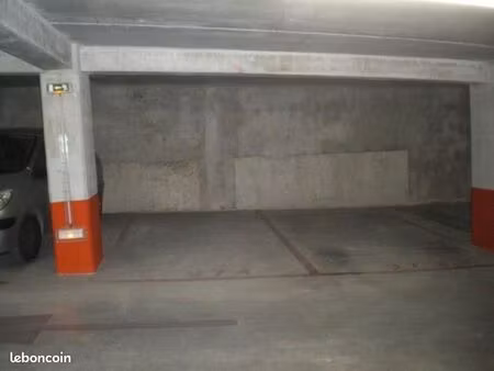 place de parking au pieds gare  sécurisé( bip  camera...)sous terrain