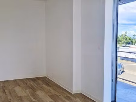 local commercial 106 m² lamentin