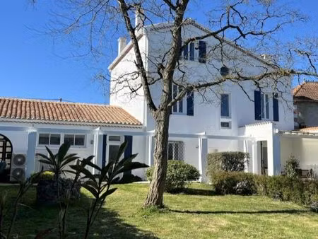 maison de 233m2 avec piscine terrain clos et garage