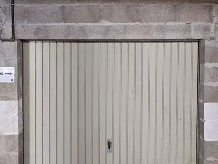 garage box fermé avec mezzanine + stockage – rare à saisir