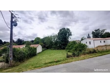 vends terrain constructible a meursac