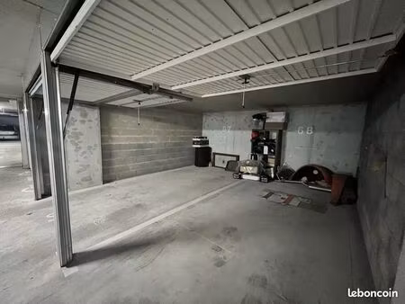 double garage box à laleu 25m2