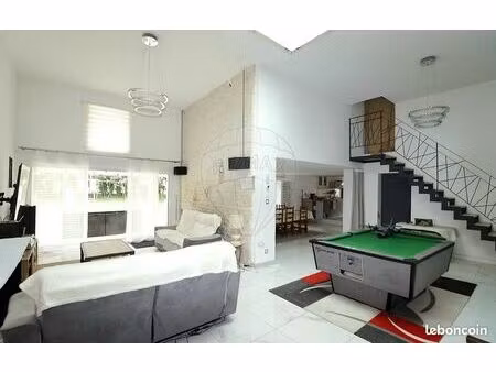 maison 7 pièces 247 m²