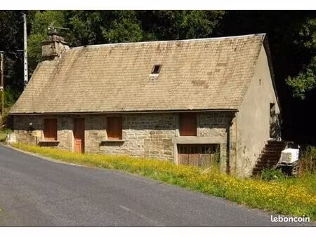 maison en pierre à rénover avec un grand terrain et deux parcelles de bois