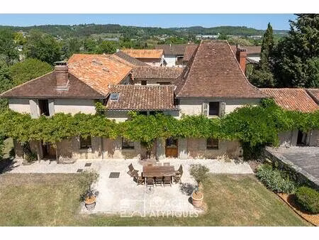 sublime chartreuse et sa maison d'amis à deux pas des commerces.