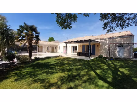 7 km de niort. beau pavillon familial de 6 ch