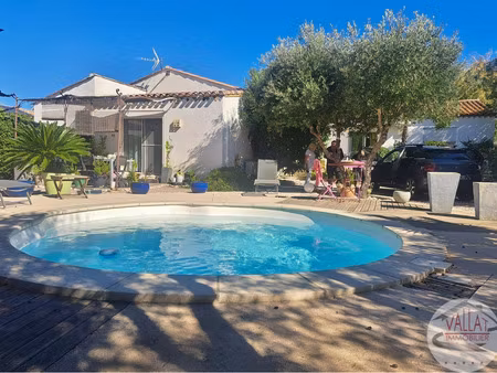 villa de plain-pied avec piscine à environ 500 mètres de la