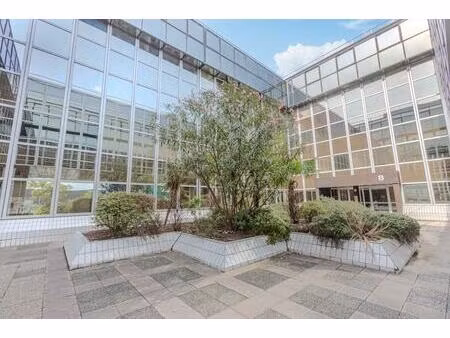 plateau de 255 m2 compose de 13 bureaux cuisine et 5 parking