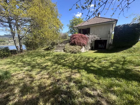 maison avec vue sur le plan d'eau