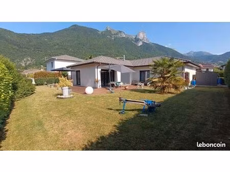 maison récente de plain-pied à saint-ferréol