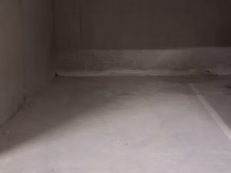 loue places parking proche gare juan