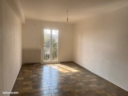 proche palais des expositions