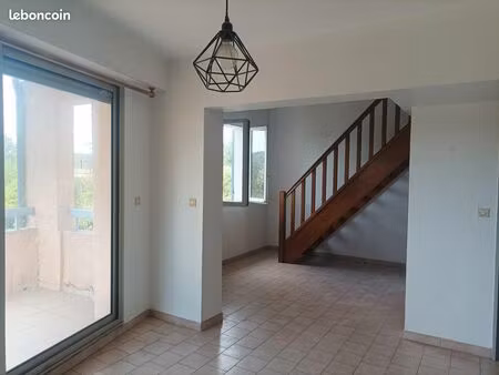 loue t2 avec terrasse + place parking à bagnols 430e+18e