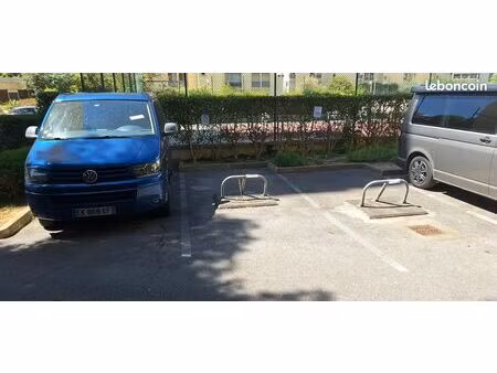 place parking extérieur dans résidence sécurisée