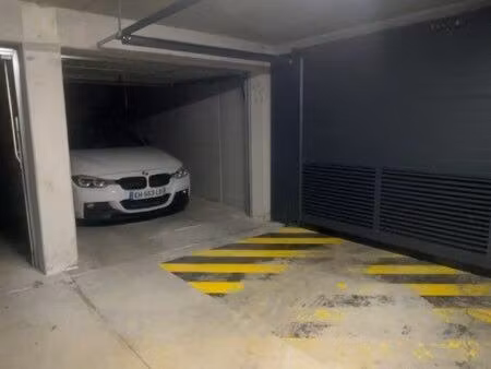 garage box 13m2 porte d’accès sécurisé avec badge