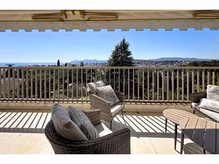 cannes oxford. residence avec parc et piscine. appartement 3 pieces renove. vue...