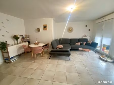 bel f3 avec terrasse et parking privé