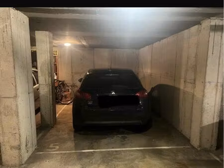 place de parking sécurisée en sous-sol