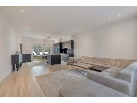 handelshuis met 4 slaapkamers in het centrum van oostakker