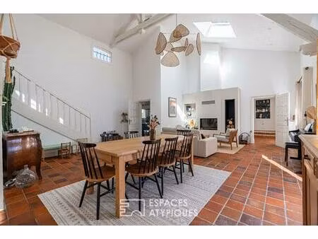 maison avec séjour cathédrale et jardin arboré dans le hameau des grézillières