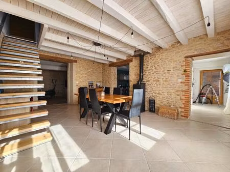 maison ancienne entièrement rénovée  prête à vivre.