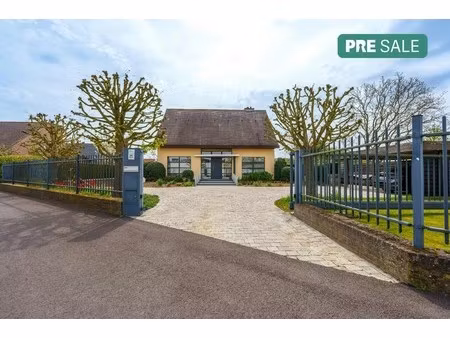 villa op 2300 m² en vier slaapkamers te koop in kortrijk!