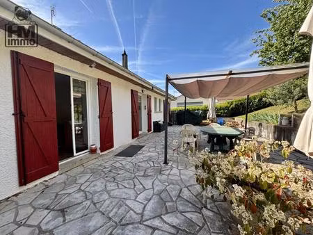 maison de 101 m2 sur sous sol  beau jardin