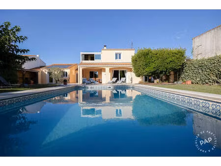 **belle maison d'architecte avec piscine - dépendance et aperçu mer** vente longue possibl