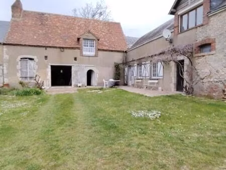 très belle bâtisse avec cour fermée et nombreuses dépendances