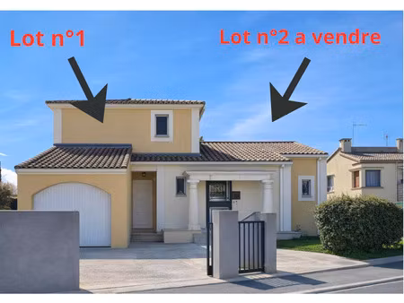 bien immobilier de plain-pied avec jardinet et parking privé sur la commune de fabregues