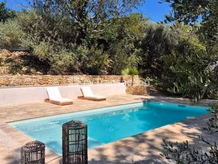 maison dans un écrin de verdure