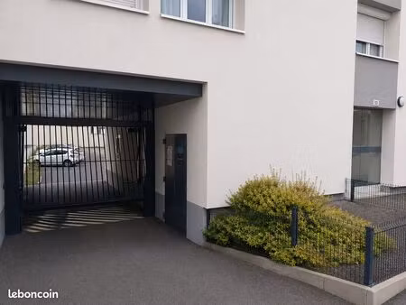 place de stationnement extérieure sur parking privé et sécurisé