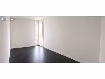 pièce vide à louer pour studio créatif / contenu