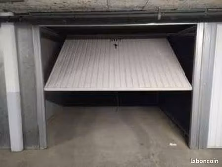 garage box fermé dans residence sécurisée