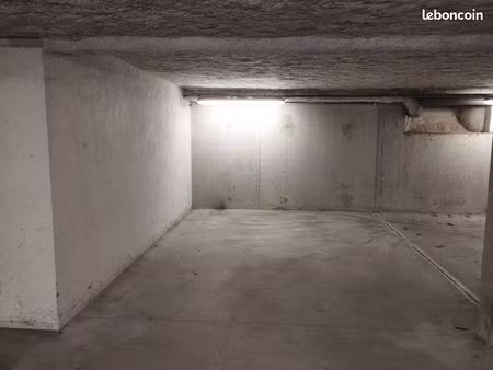 grande place de parking couvert
