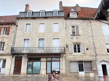 immeuble de rapport avec local commercial en plein centre de gramat