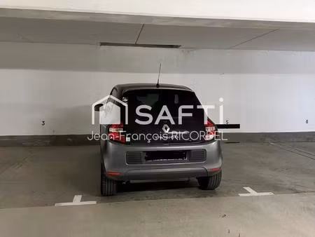 place de parking située sous une résidence sécurisée fermée