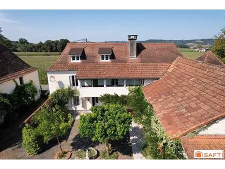 authentique béarnaise 213m2 avec dépendances et jardin à l’anglaise