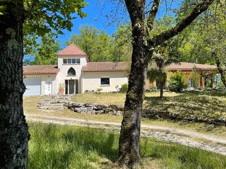 spacieuse maison avec gîte  grand garage  à distance de marche d'un village dans le lot