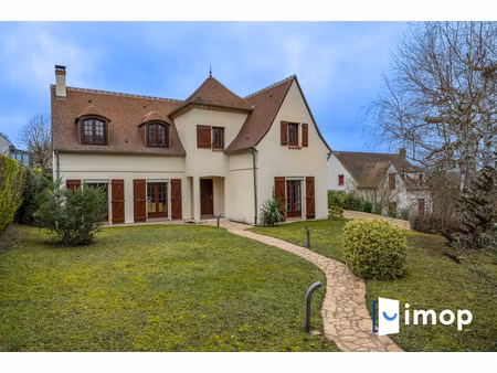 grande maison avec exterieur
