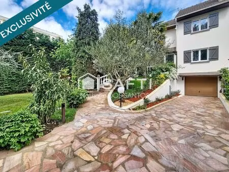 maison pleine de charme élevée sur un sous sol total