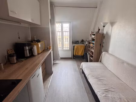 paris 1er etienne marcel. studette sous les toits avec un mini balcon