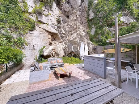 local professionnel / appartement 6 p.  terrasse & jardin à flan de falaise à saint-pierre