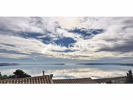 maison atypique de 215 m²  7 pièces  3 chambres avec vue panoramique sur l'étang de bages 