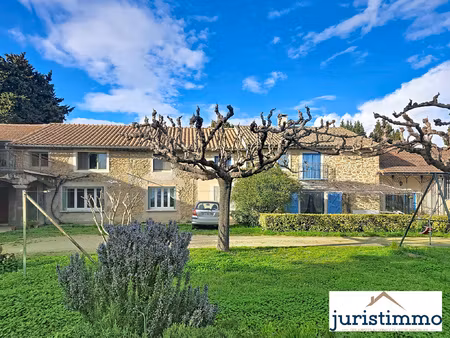 maison mitoyenne de 205 m2dans un mas avec un hangar de 90m2