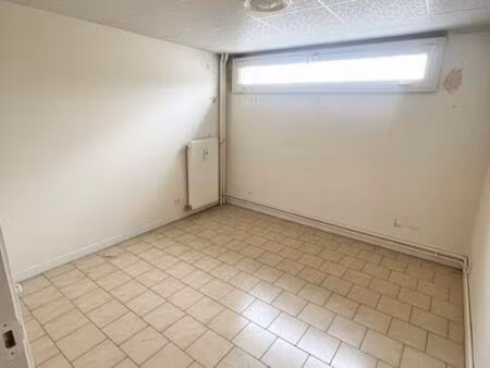 local de 12m2 avec un chassis ouvrant à neuilly sur seine